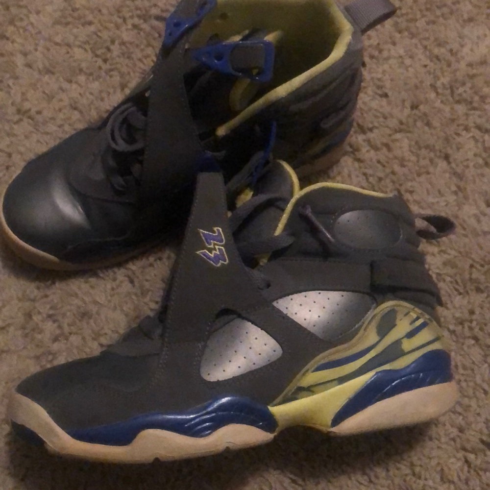 Jordan tennis shoes. Size 5 youth / grade school